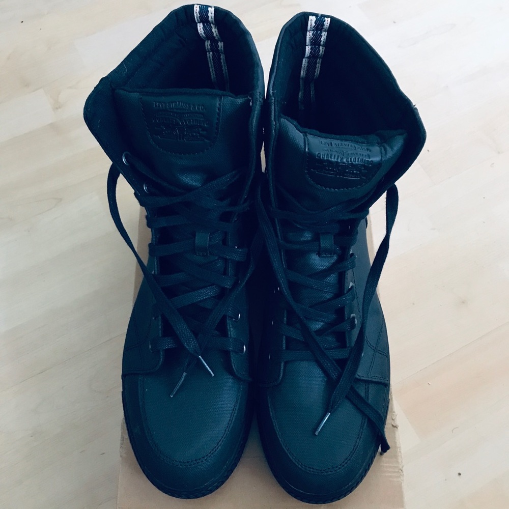 Men’s Levi’s canvas boot